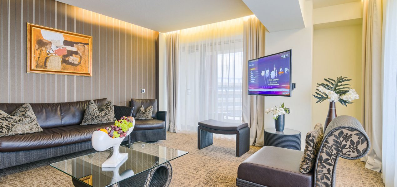 senior-suite-livingroom5