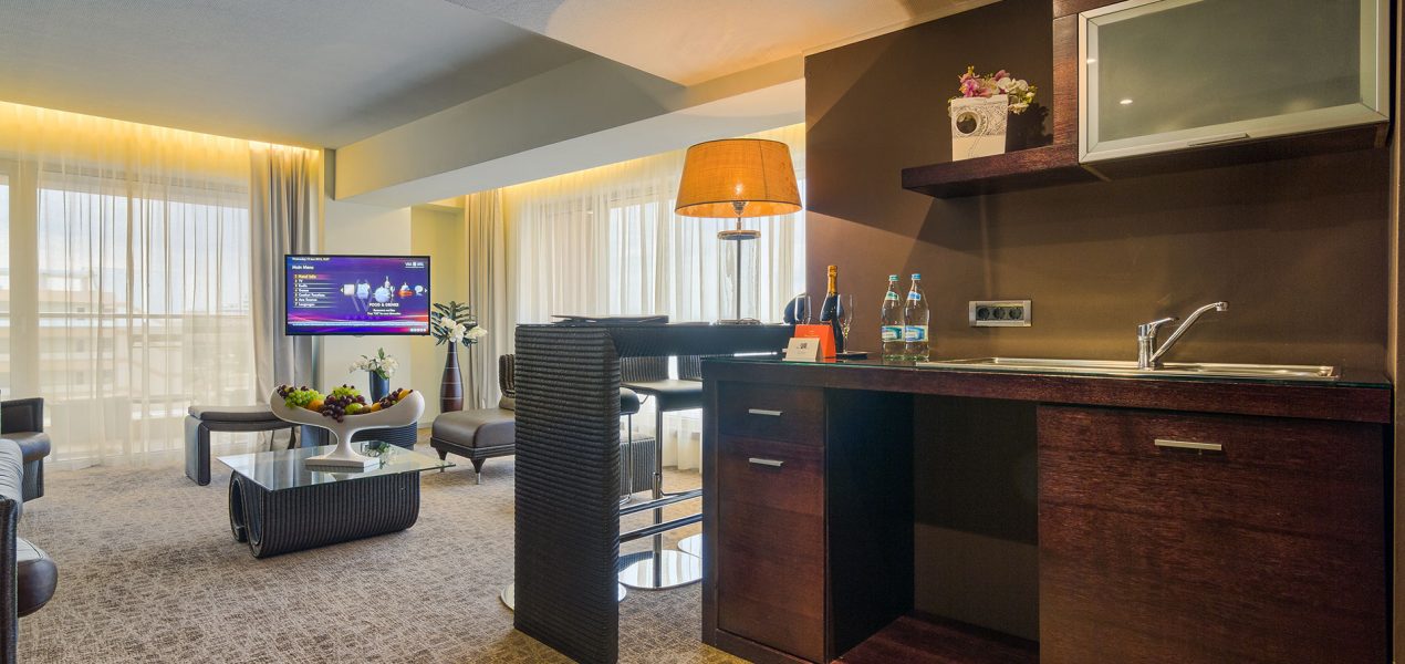 senior-suite-livingroom6